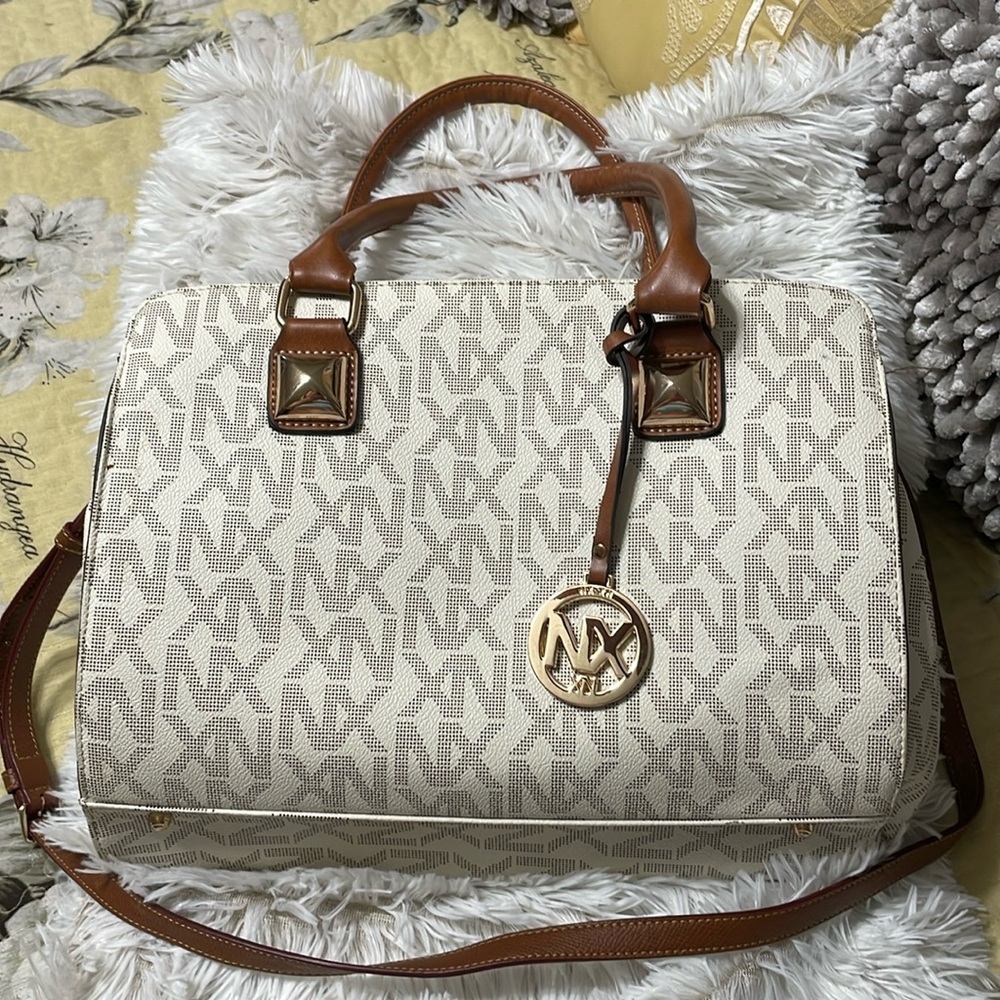 Beautiful brand new purse measurements are included in pictures